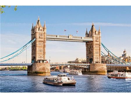 London Tower Bridge in promet po Temzi