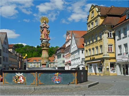 staro mesto z mestno hišo in prangerjem