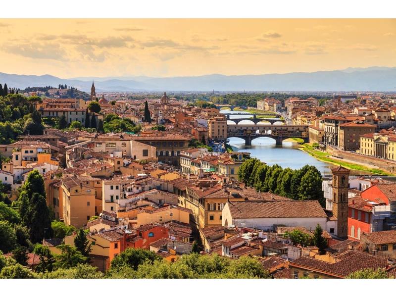 Toskanska prestolnica Firence in reka Arno