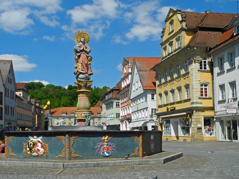 staro mesto z mestno hišo in prangerjem