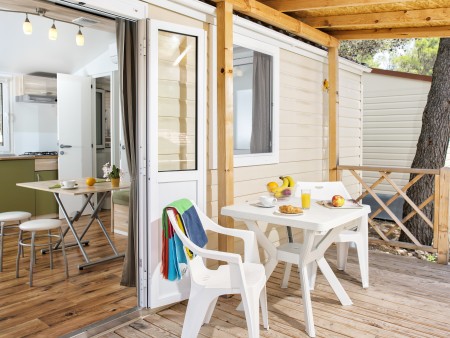 MH Hvar, terasa in notranjost