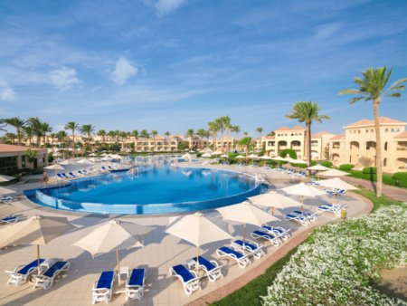 Ležalniki ob bazenu