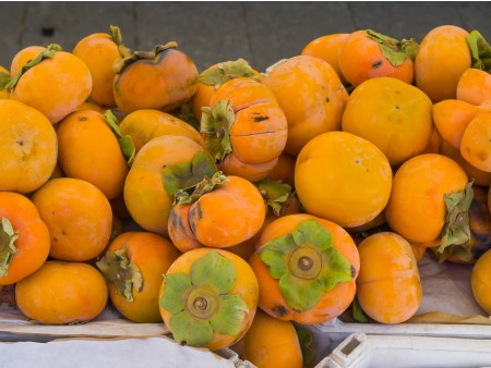 ponudba kakijev na stojnici