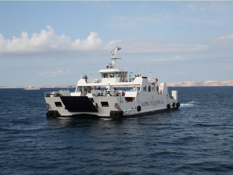 Na otok je treba s trajektom