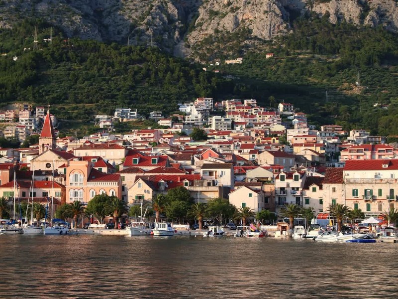 Blizu je mesto Makarska