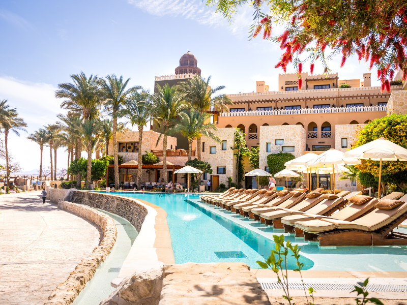 Hotelski ležalniki na bazenu