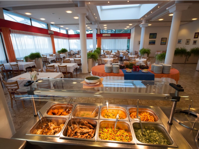 samopostrežna zajtrk in večerja