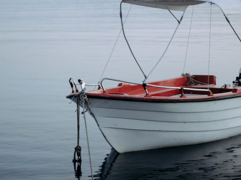 čoln, ki čaka turiste