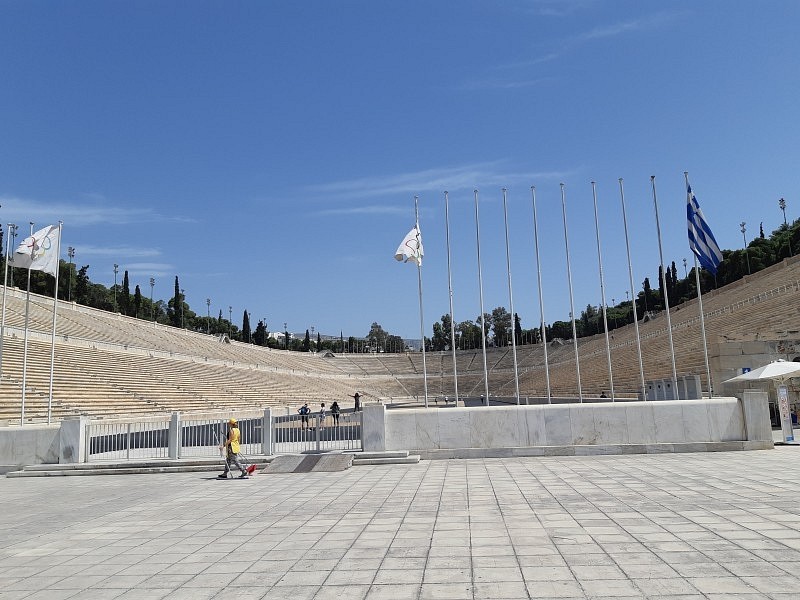 pred stadionom v Atenah