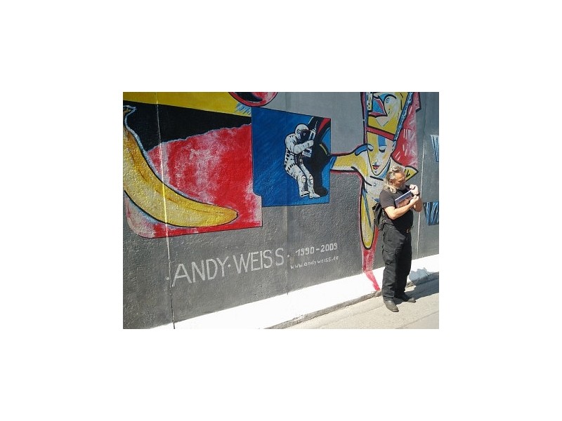 Andy pred svojo poslikavo zidu
