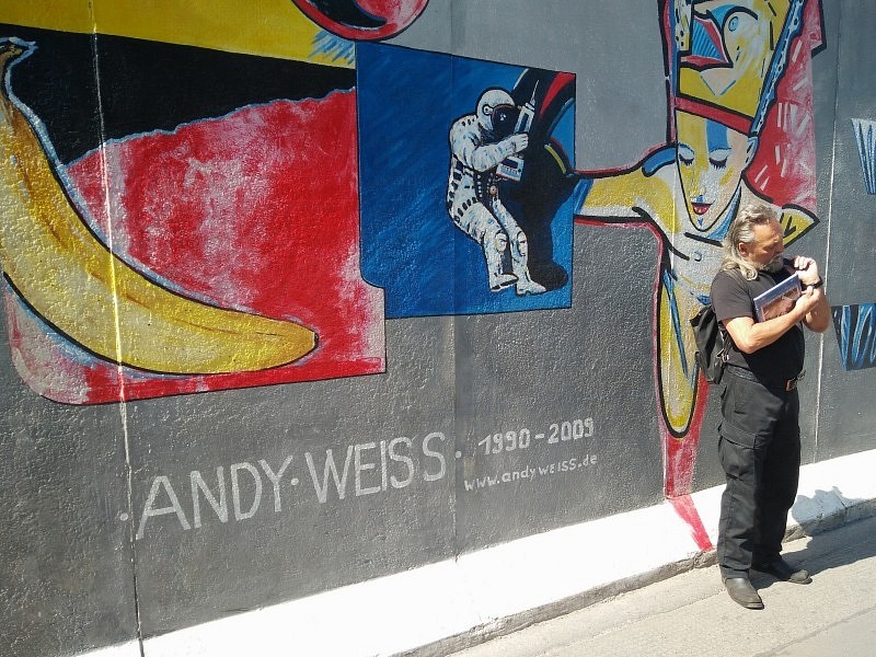 Andy pri svoji poslikavi zidu