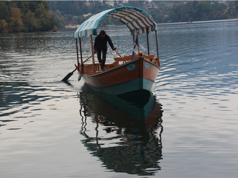 Pletna boat comming