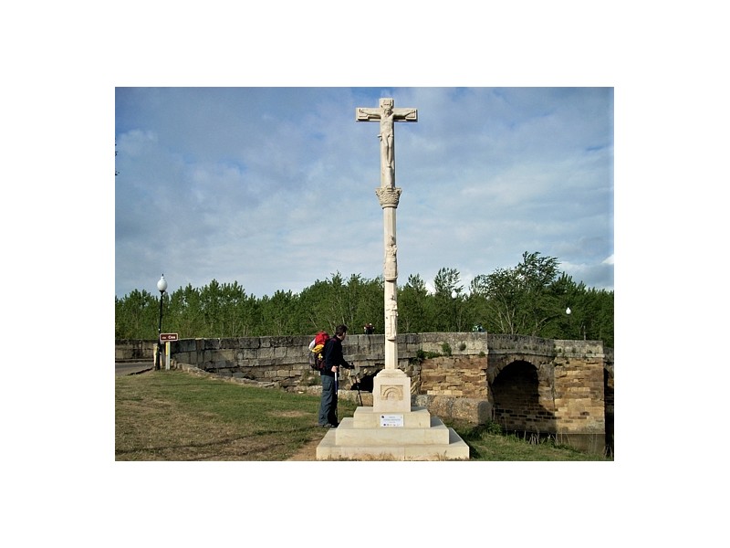 Veliko je spomenikov, križev in cerkva