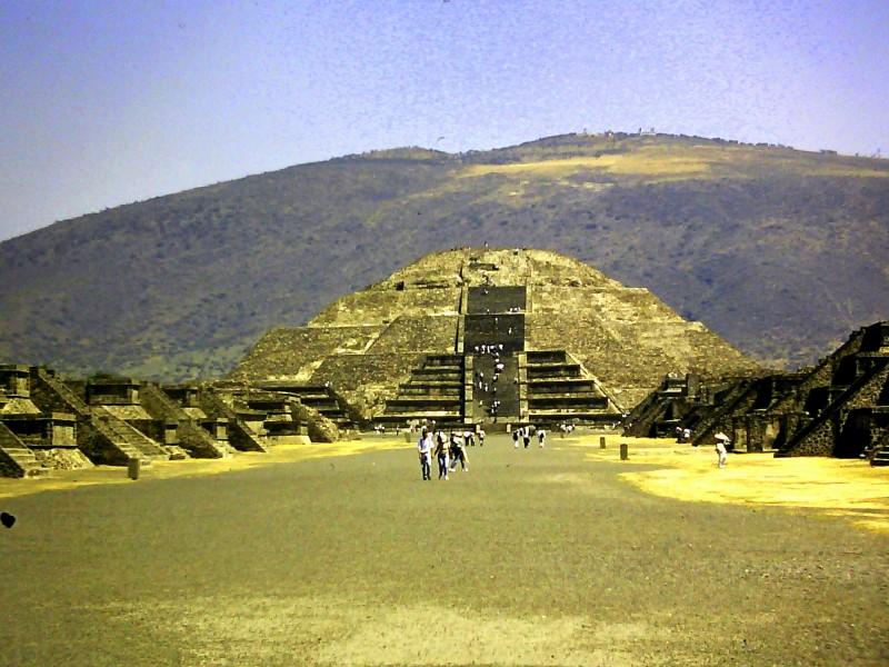 pogled na Cesto mrtvih s piramide