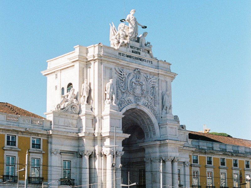 portal na trgu v Lizboni