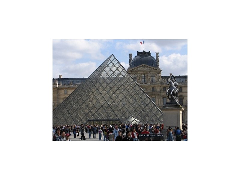 pariz, piramida vhod v Louvre