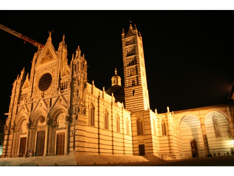 Potovanje Toskana in Firence katedrala v Sieni zvečer