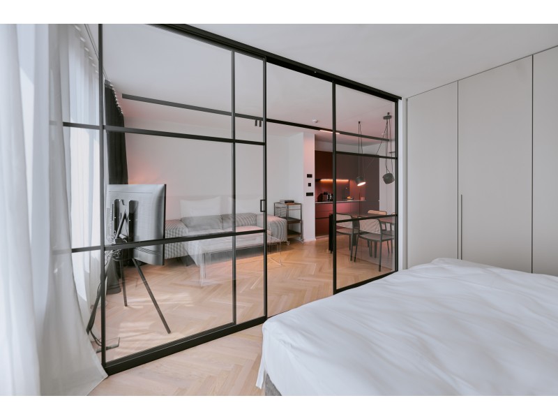stanovanje S, panoramsko okno med spalnico in dnevnim prostorom