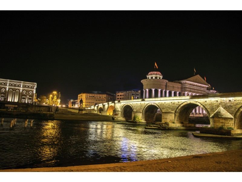 Skopje ponoči, kamniti most