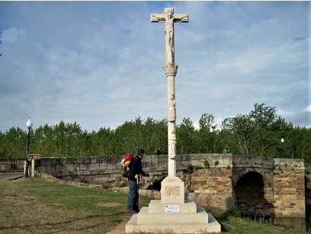 Veliko je spomenikov, križev in cerkva