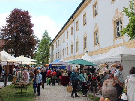 Sejmišče je v nekdanjem samostanu