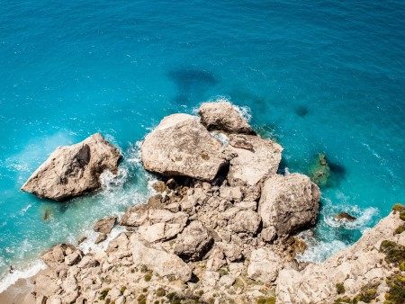 Lefkas ima kamnite plaže