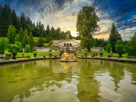 dvorec Linderhof  in vrtovi z vodometi