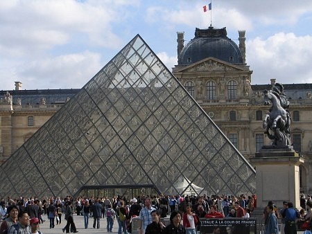 pariz, piramida vhod v Louvre