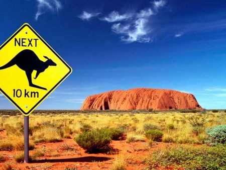 dvoje avstralskih značilnosti Uluri in kenguru