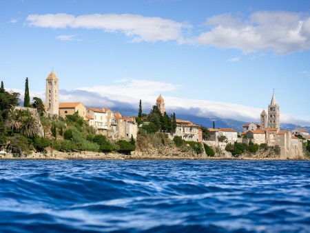 Pogled na mesto Rab z morja