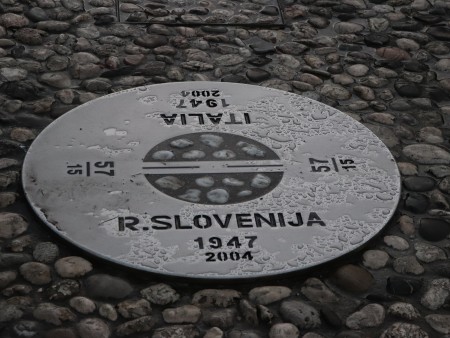 Mejna oznaka na Trgu Evrope v Novi Gorici