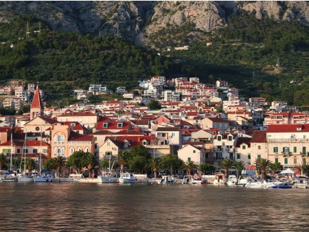 Blizu je mesto Makarska
