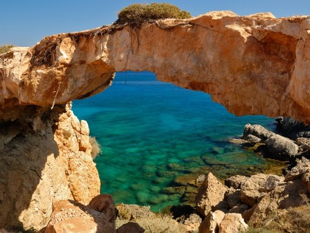Tretji največji otok v Sredozemskem morju