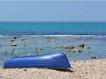 Sicilija, modri čoln na plaži