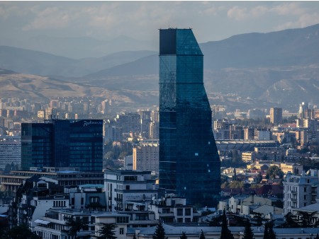 osupljiva moderna arhitektura Tbilisi