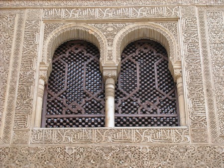 okno v Alhambri v Granadi