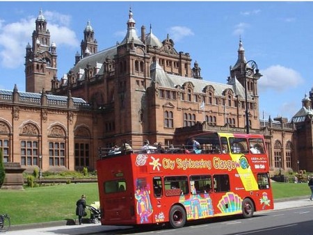 Avtobus in Kelvinov muzej v Glasgowu
