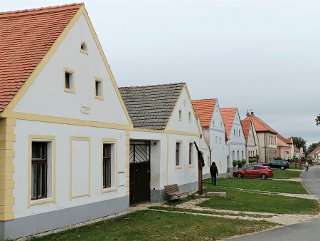 podeželje z obnovljenimi hišami