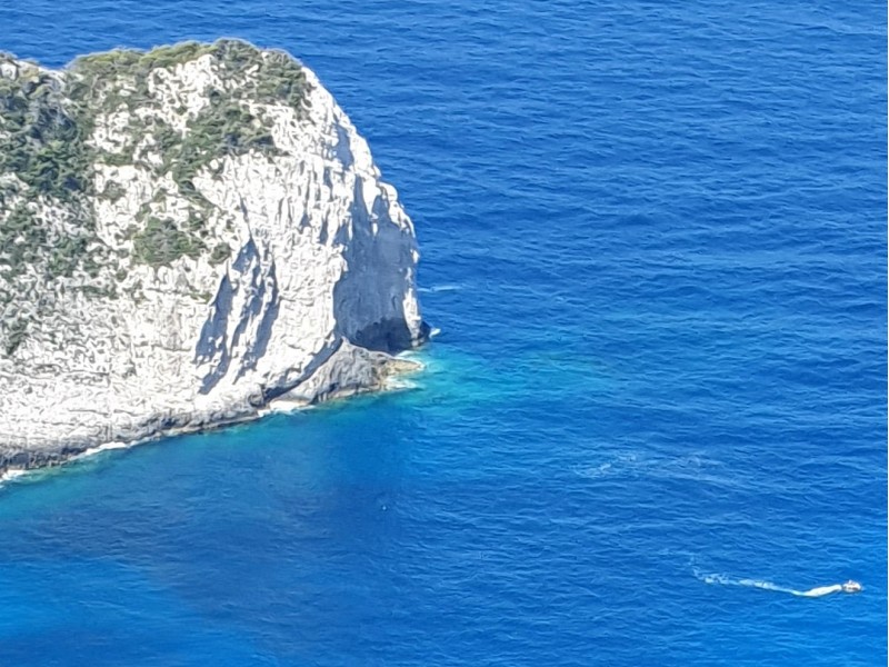 otok Zakintos, s čolnom ob otoku