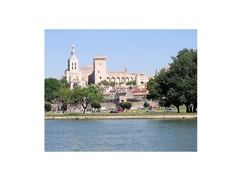 Avignon z rečne strani