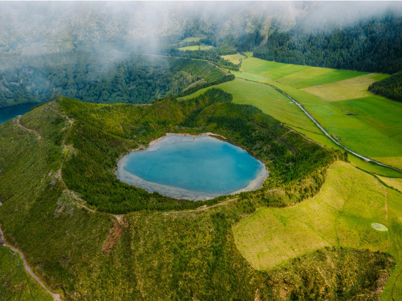 jezero v vulkanskem kraterju