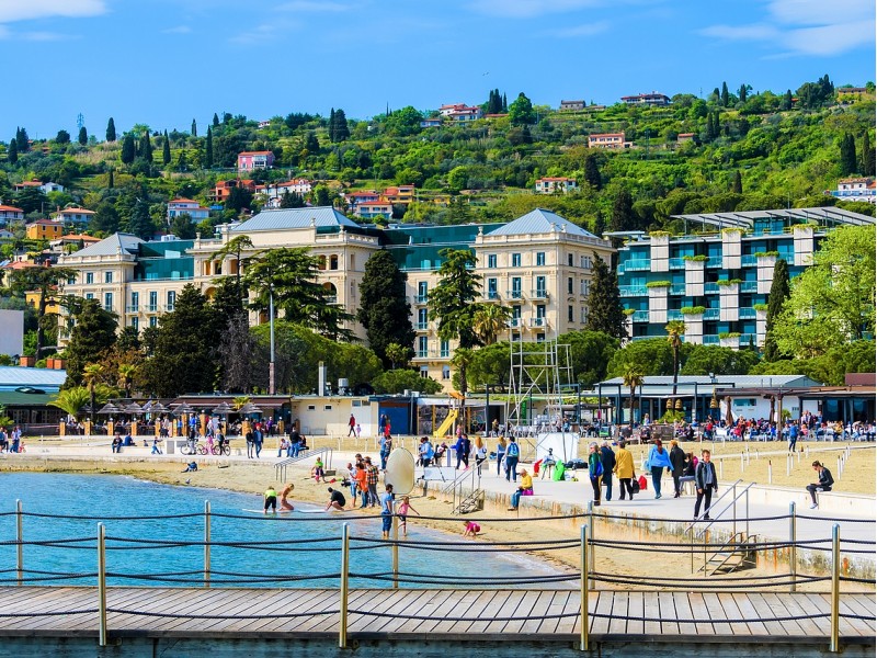 živahna plaža v Portorožu