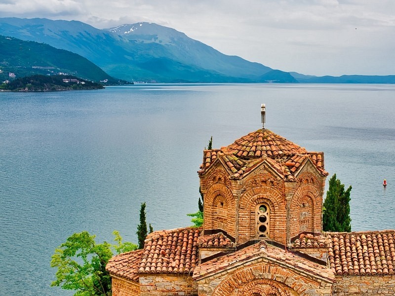 Cerkev in Ohridsko jezero