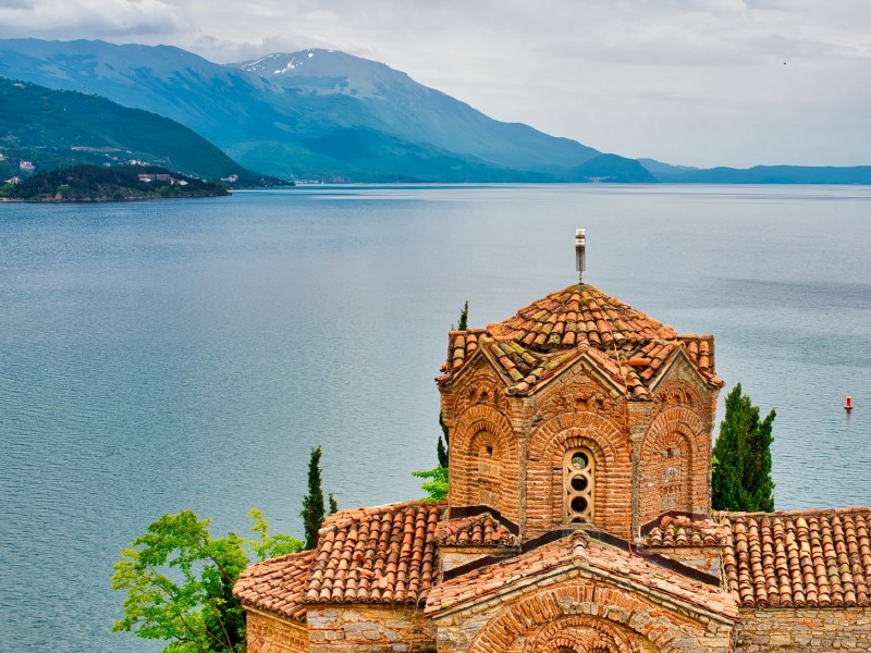 Jezero in samostan