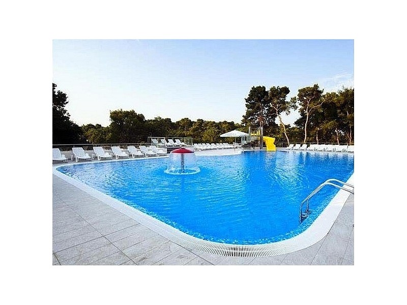 Bazen pri hotelu Adria