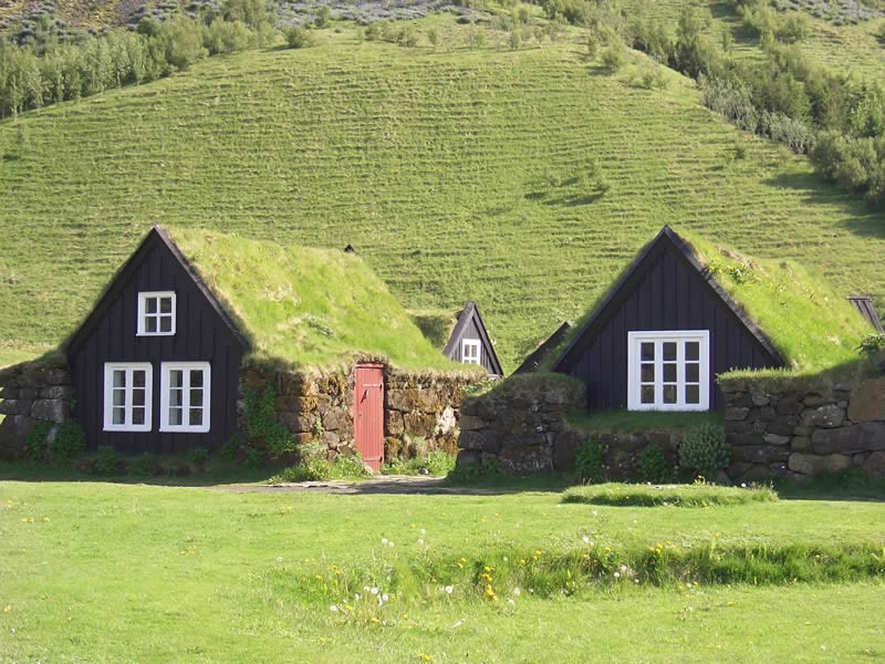 Zelene travnate strehe pri Skogafossu