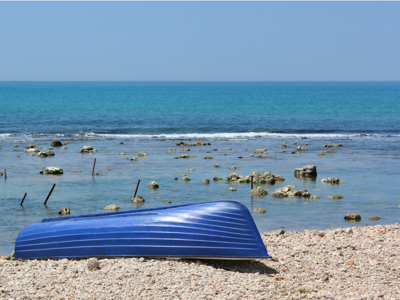 Sicilija, modri čoln na plaži