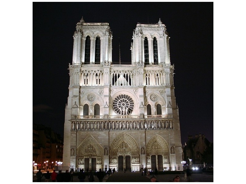 Potovanje Pariz Notre dame večerni posnetek