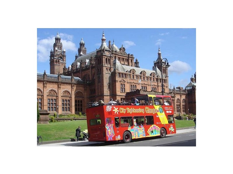 Avtobus in Kelvinov muzej v Glasgowu
