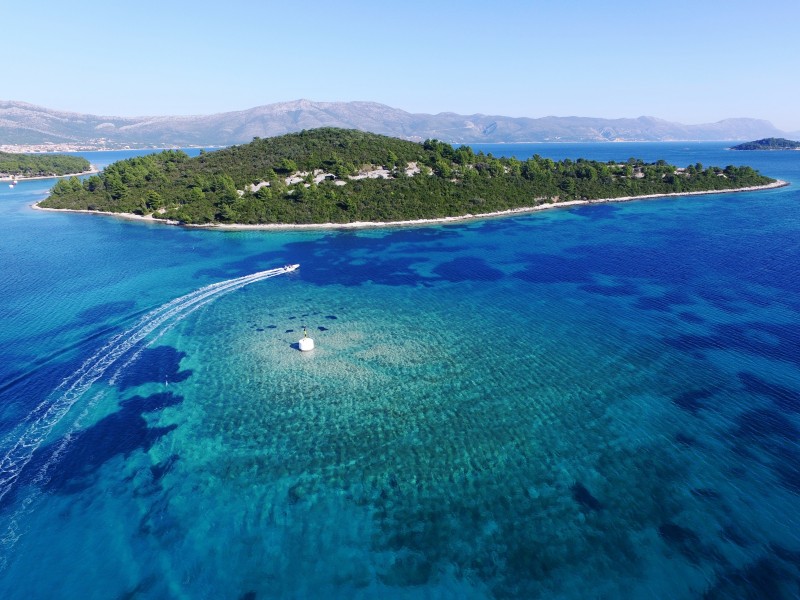 kristalno čisto morje okoli Korčule